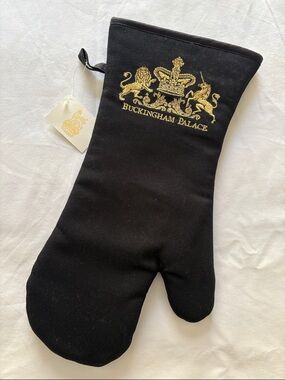 BUCKINGHAM PALACE Gold Crest Black Oven Mitt